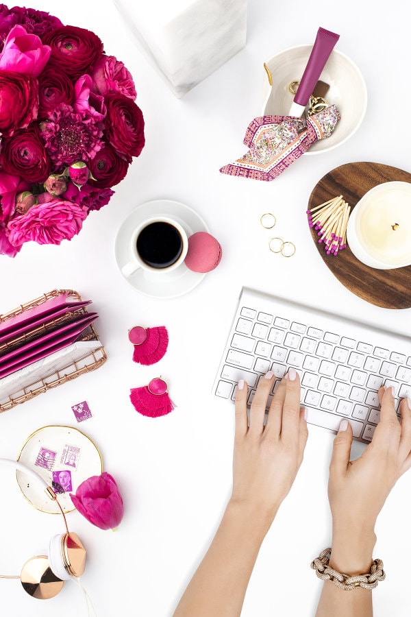 Webdesign Kundin arbeitet an DIY-Paket